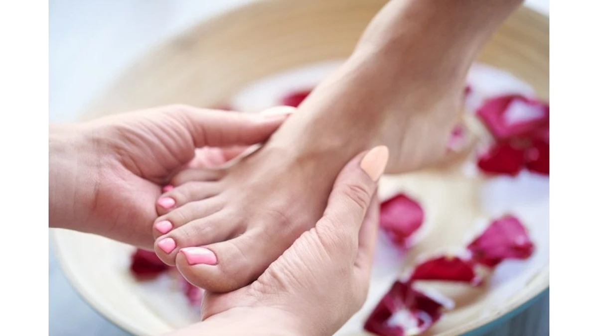Modrá lázeň nohou: Proč vás tento zvyk v roce 2026 může stát zdraví