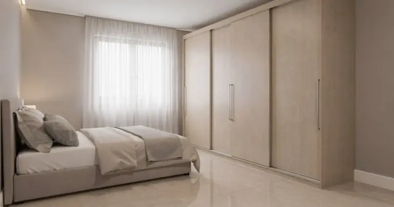 Modrá páčka ve skříni: Skrytý trik pro místo v ložnici