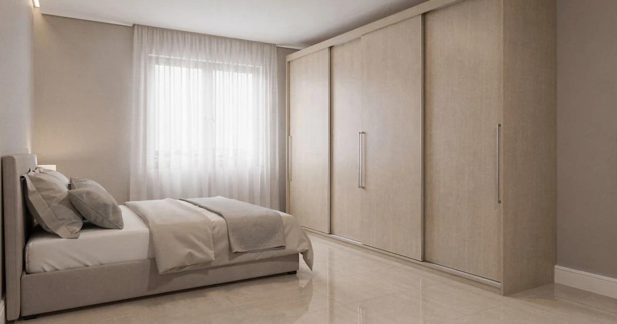 Modrá páčka ve skříni: Skrytý trik pro místo v ložnici