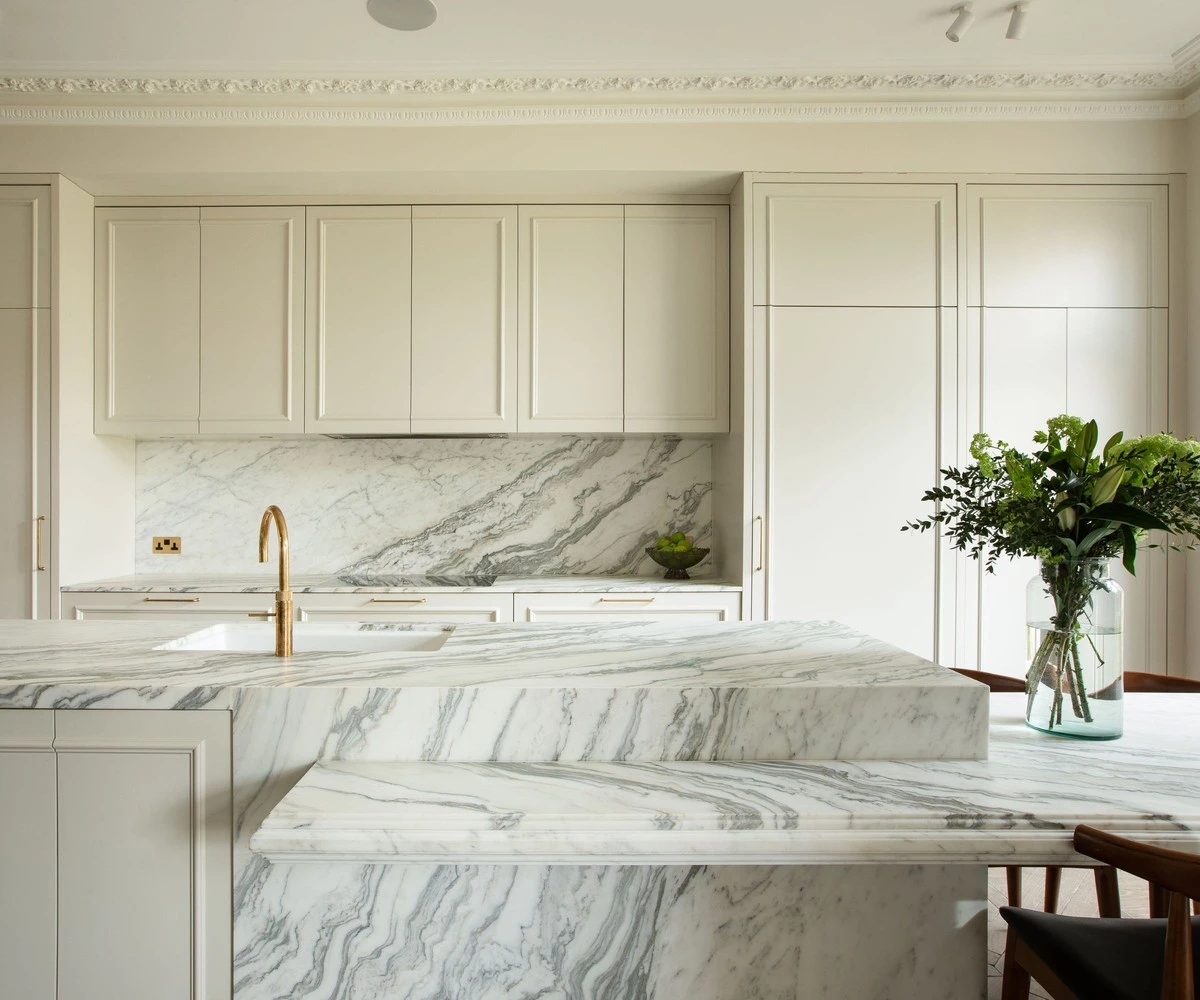 Proč 64 % českých kuchyní v roce 2026 mění kámen za papír? - image 1