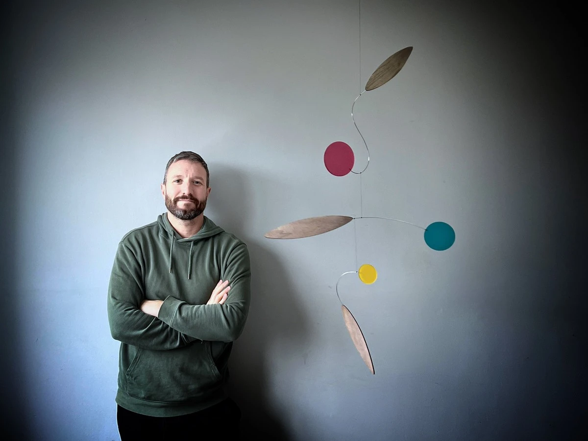 Proč dospělí v Česku stále častěji věší nad postel dřevěná ramena - image 1