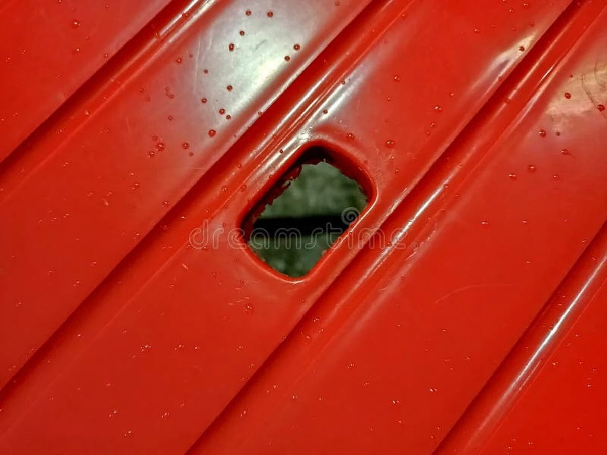 Proč mají plastové židle uprostřed otvor: Skutečný důvod není větrání - image 1