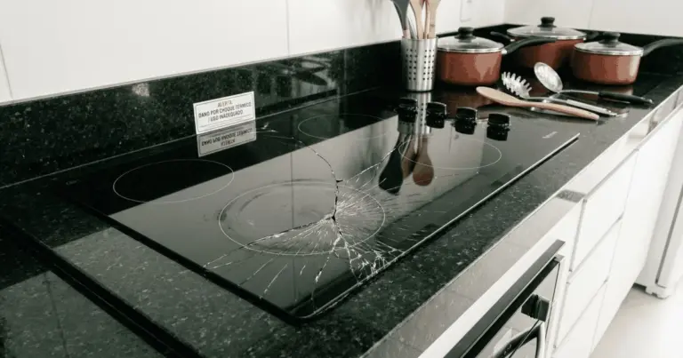 Proč skleněná deska sporáku praská „sama od sebe“ a na co si dát v kuchyni pozor