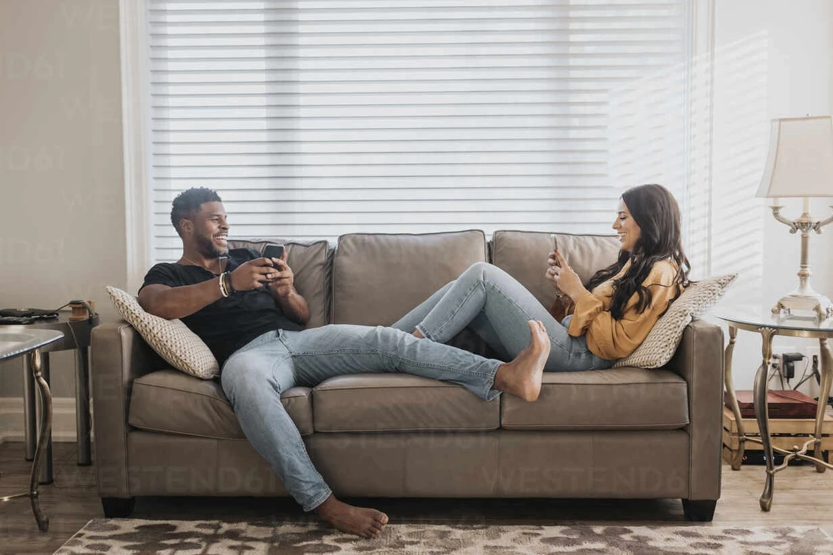 Proč ticho v obývacím pokoji značí problém, i když sedíte vedle sebe - image 1