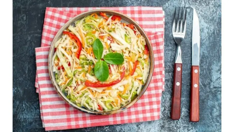 Proč zkušené kuchařky zalévají čerstvé zelí horkým olejem