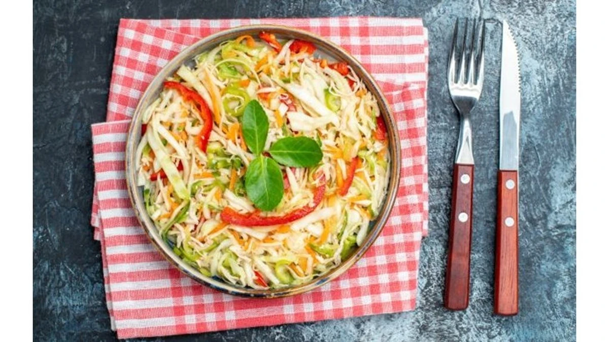 Proč zkušené kuchařky zalévají čerstvé zelí horkým olejem