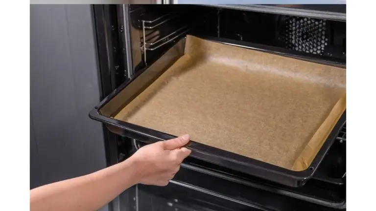 Proč zkušené pekařky sypou obyčejnou sůl na starý plech v troubě
