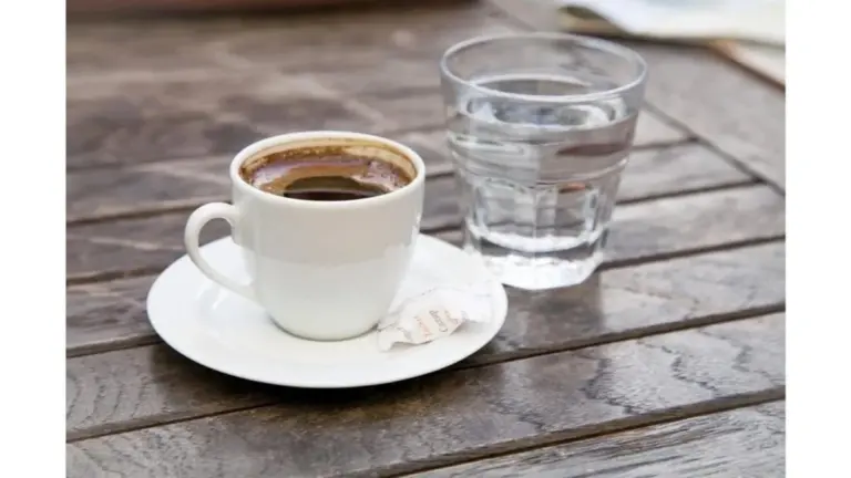 Proč zkušení biohackeři pijí první kávu až 90 minut po probuzení