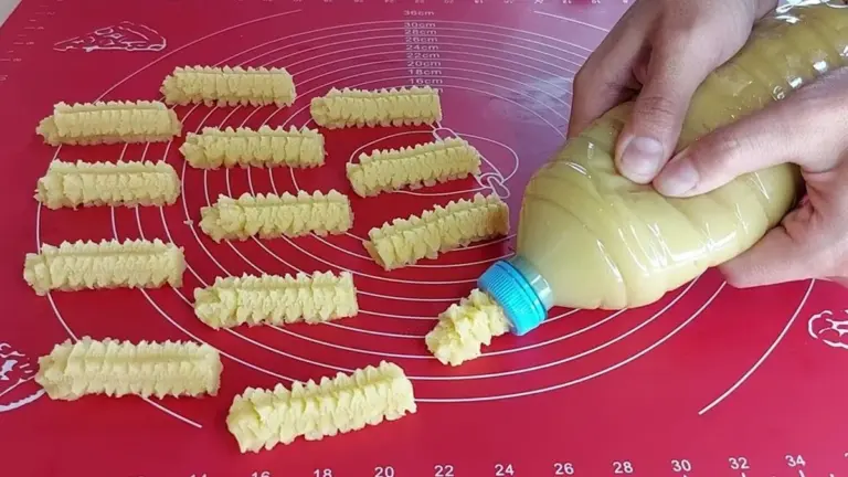 Proč zkušení cukráři dávají těsto do plastové lahve