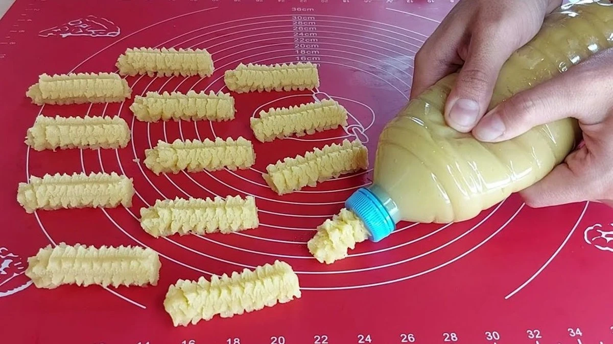 Proč zkušení cukráři dávají těsto do plastové lahve