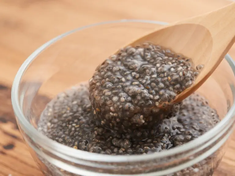 Proč zkušení dietologové doporučují přidat do snídaně jednu lžíci drobných černých semínek