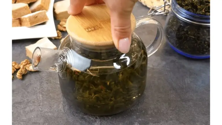 Proč zkušení domkaři nevyhazují třešňové listy: Trik s mrazákem z nich udělá luxusní čaj