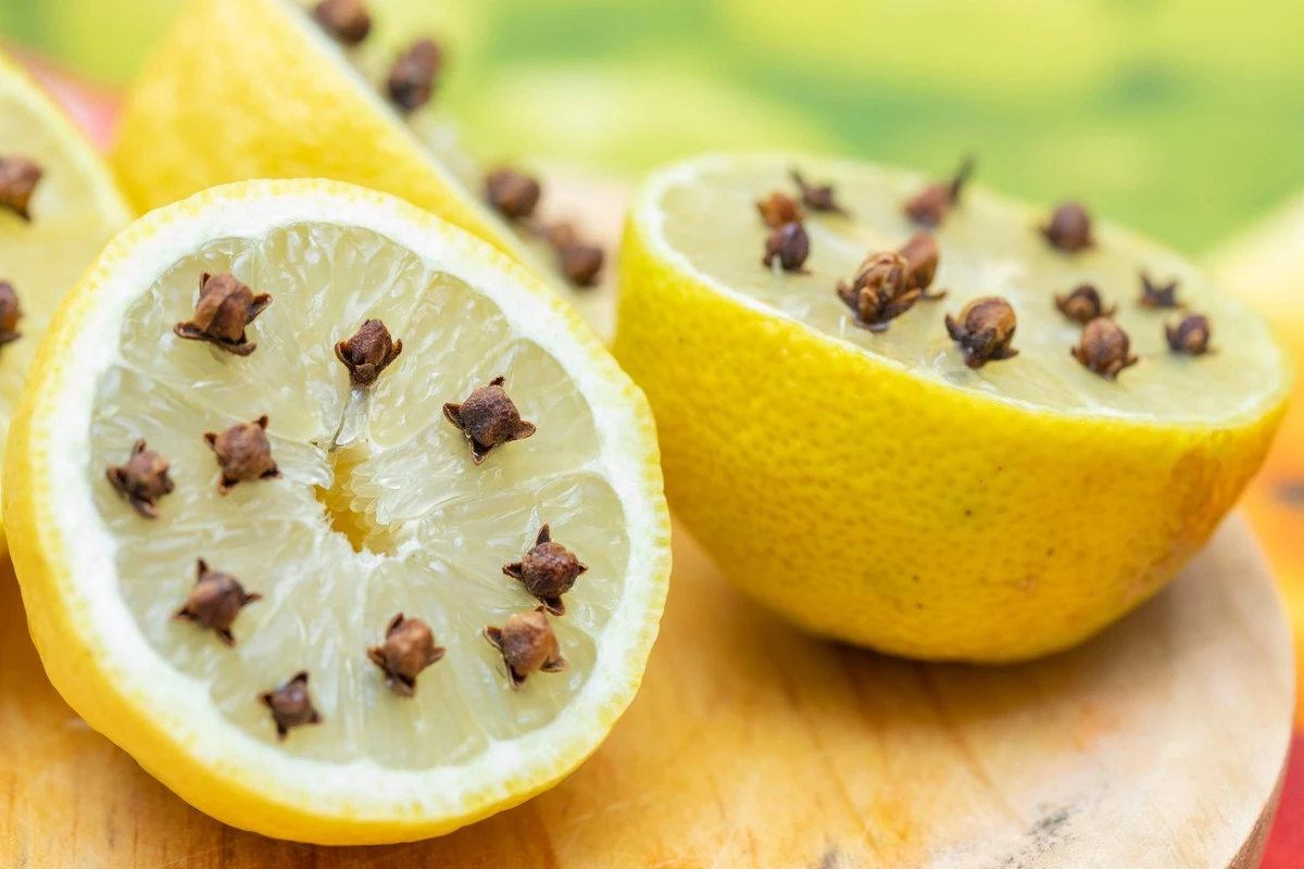 Proč zkušení hostitelé zapichují hřebíček do rozkrojeného citronu - image 1