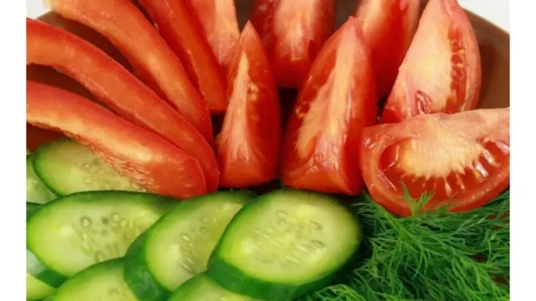 Proč zkušení kuchaři nikdy nemíchají okurky s rajčaty v jedné míse