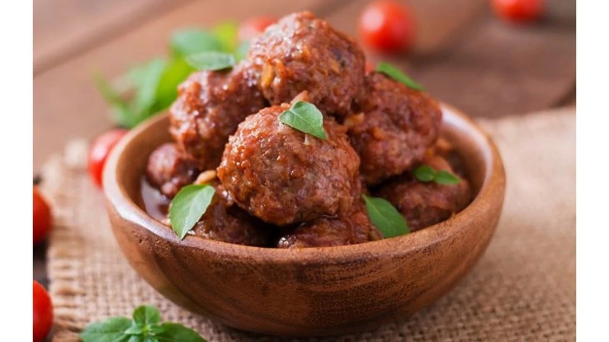 Proč zkušení kuchaři zalévají pohankové karbanátky před pečením rajčatovou šťávou