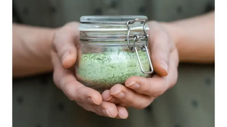 Proč zkušení kuchaři sypou do soli čerstvé bylinky