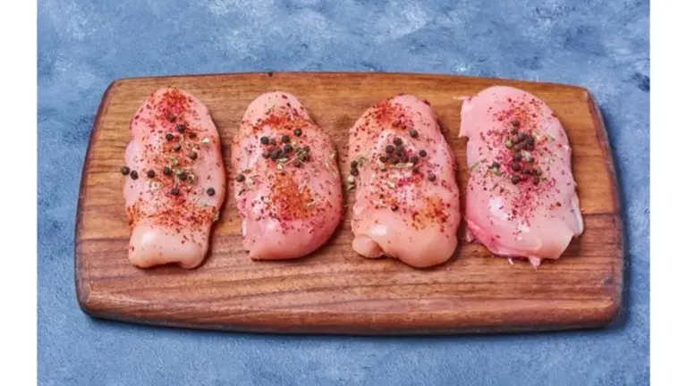 Proč zkušení kuchaři před pečením kuřete vždy vyndají papírové utěrky