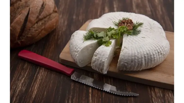 Proč zkušení kuchaři lijí litr kefíru do horkého mléka