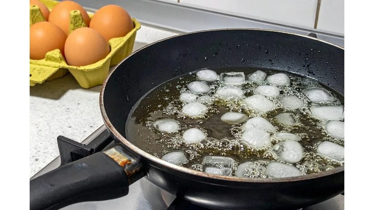 Proč zkušení kuchaři dávají kostku ledu na pánev s vajíčkem