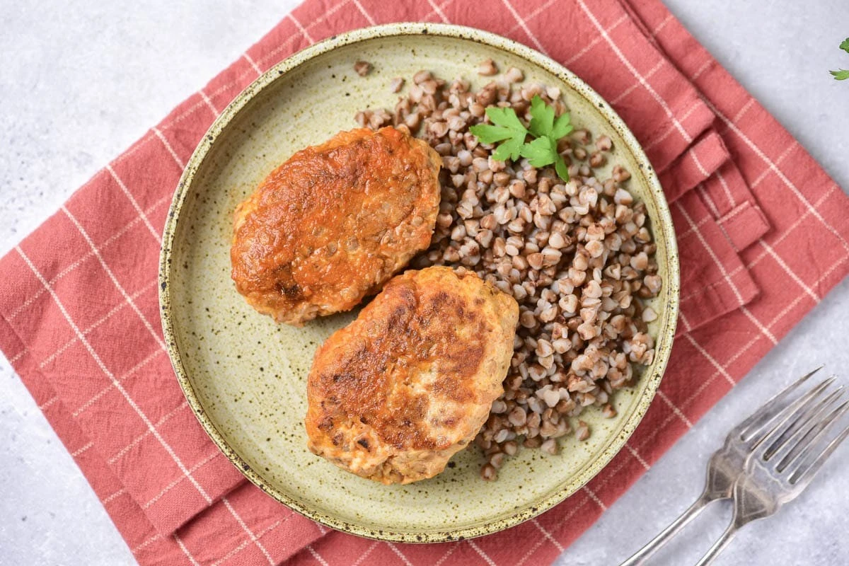 Proč zkušení kuchaři zalévají pohankové karbanátky před pečením rajčatovou šťávou - image 1