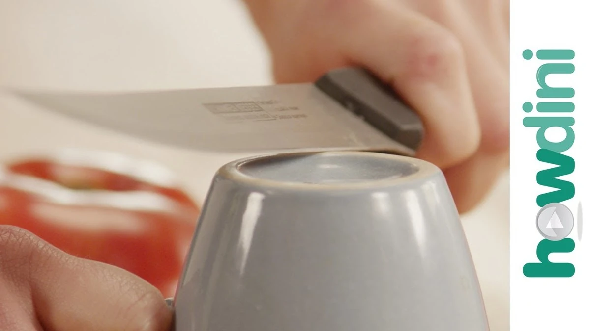 Proč zkušení kuchaři vždy brousí nože o dno keramického hrnku - image 1