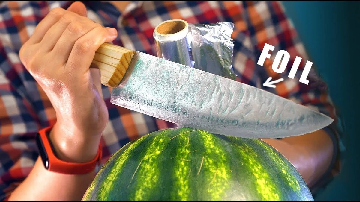 Proč zkušení kuchaři stříhají hliníkovou fólii, než začnou krájet cibuli - image 1