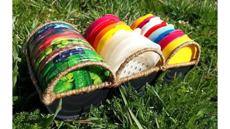 Proč zkušení kutilové šroubují víčka od okurek na spodní stranu polic