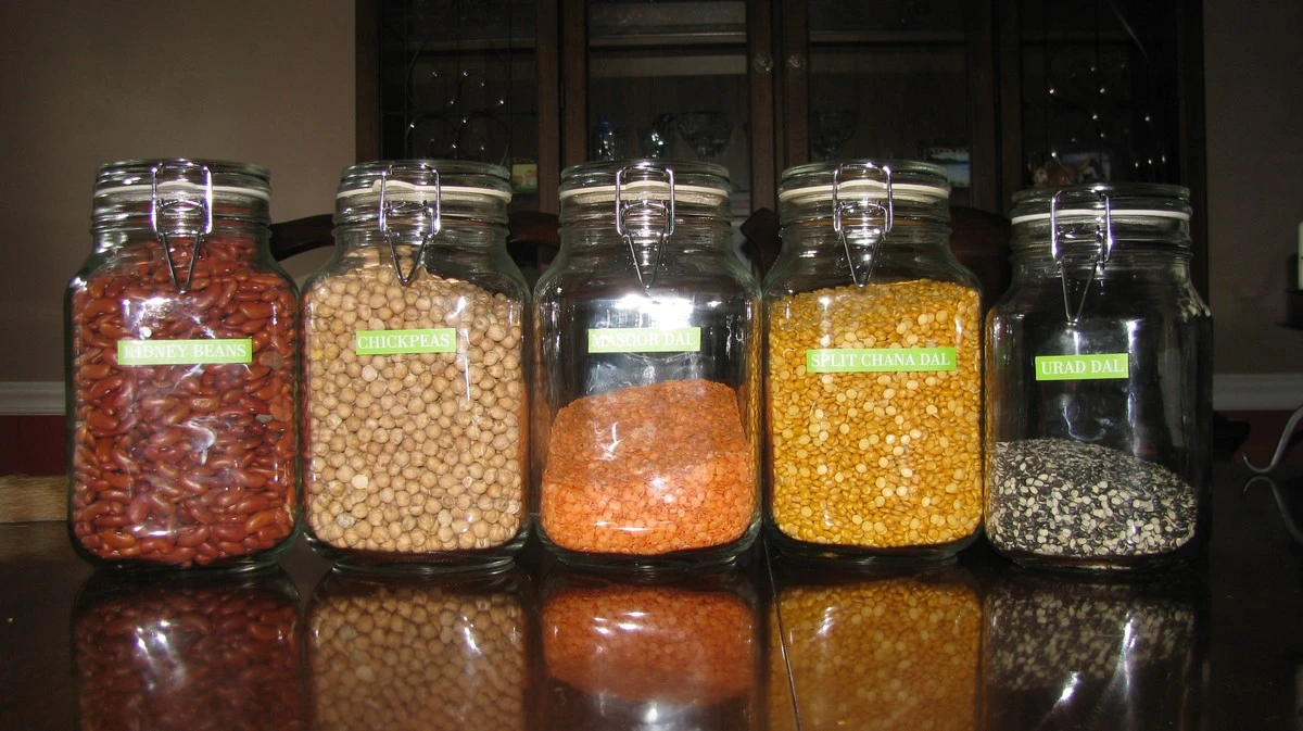 Proč zkušení lidé dávají tři mince do sklenice s čočkou: Rituál pro rok 2026 - image 1