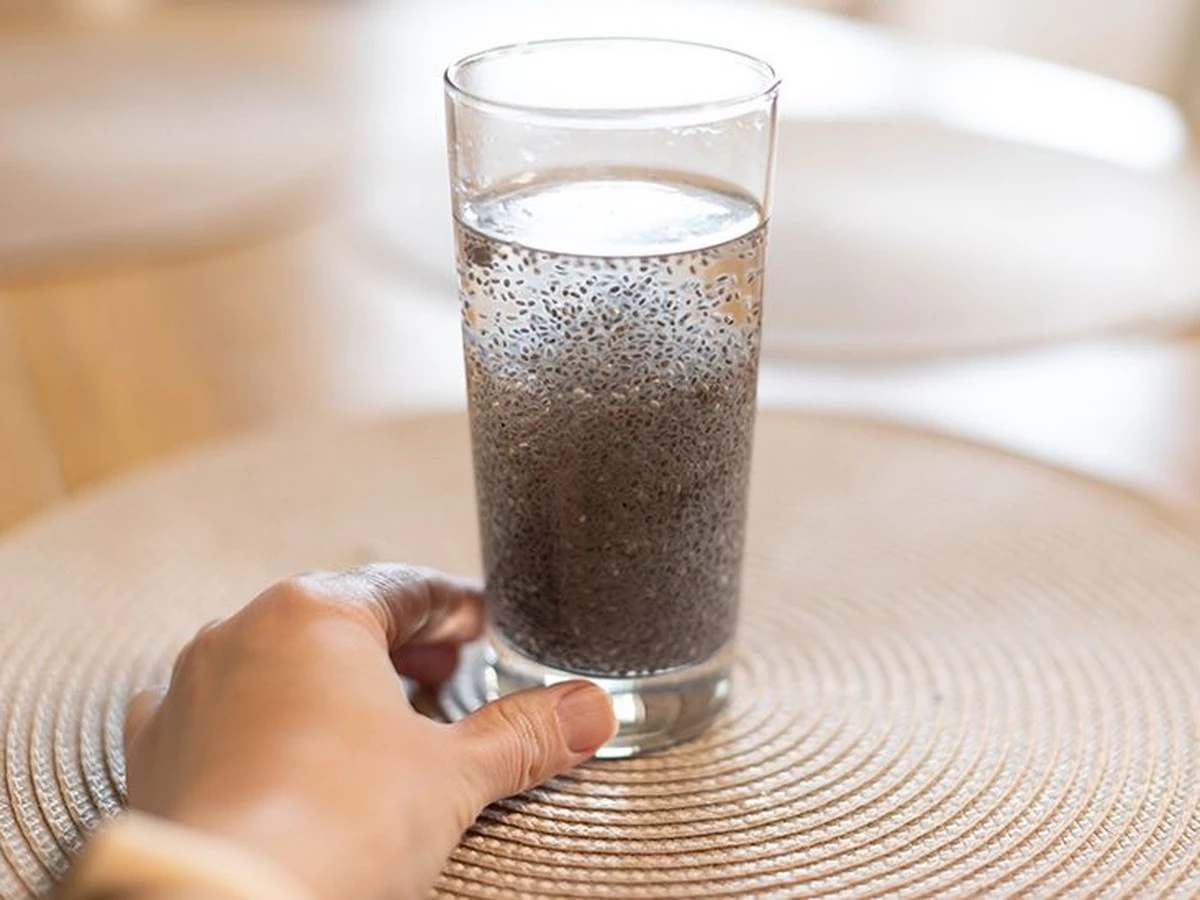 Proč zkušení lidé dávají lžičku lněných semínek do vody před spaním - image 1