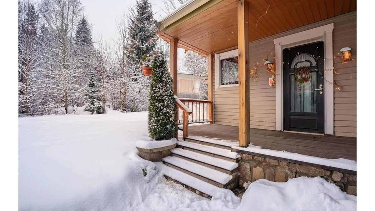 Proč zkušení majitelé domů lepí na zimní schody úzké černé pásky