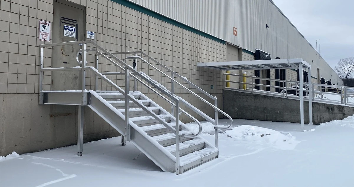 Proč zkušení majitelé domů lepí na zimní schody úzké černé pásky - image 1