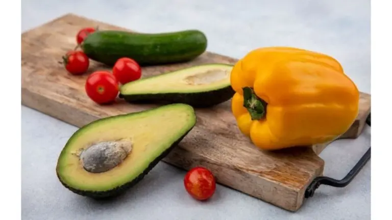 Proč zkušení výživáři vždy kombinují avokádo s rajčetem