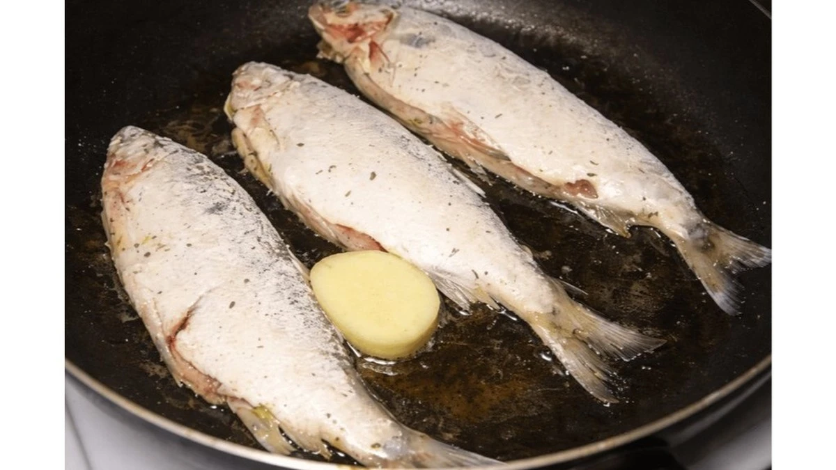 Tento žlutý plátek v pánvi mění vše: Smažte ryby bez zápachu