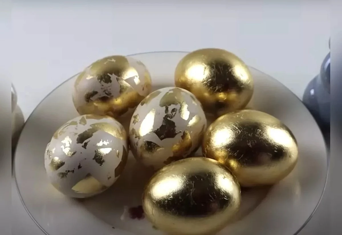 Proč letos dávám na velikonoční vajíčka lžičku želatiny: Trik, který vypadá jako luxusní šperk