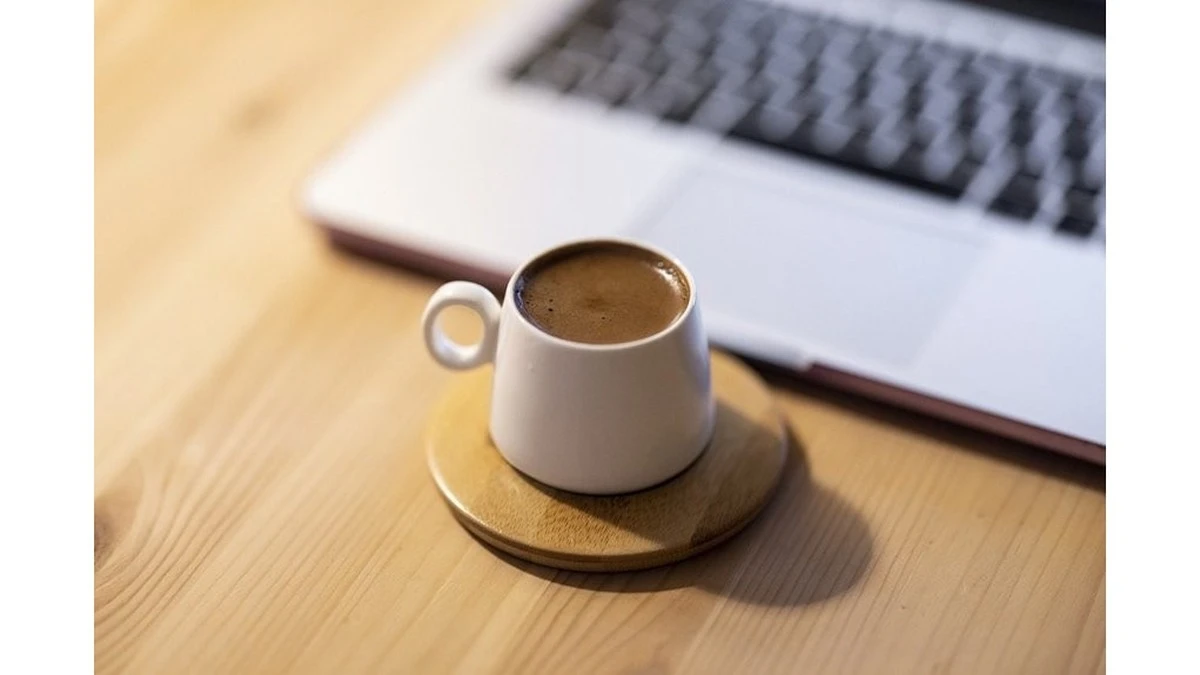 Proč moje teta v obchodě vždycky otočí sklenici kávy dnem vzhůru