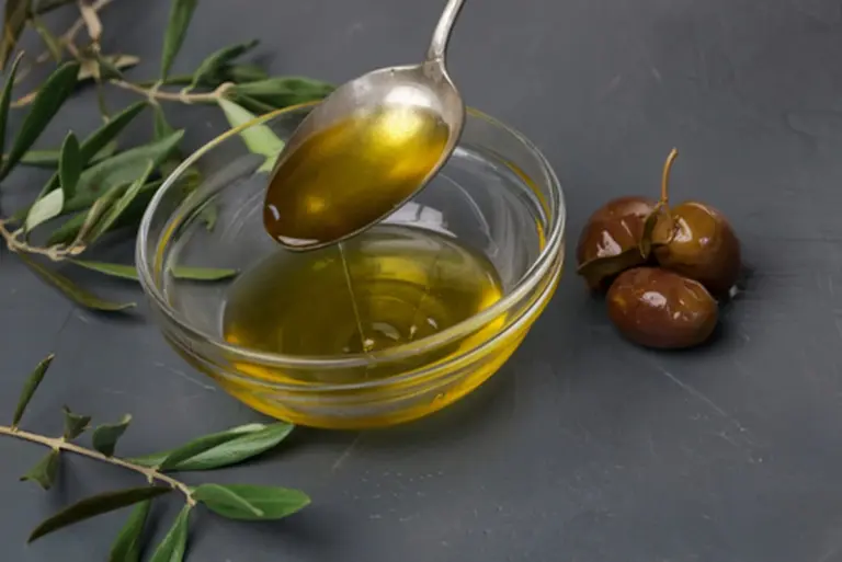 Proč řečtí lékaři doporučují každé ráno lžíci olivového oleje s citronem