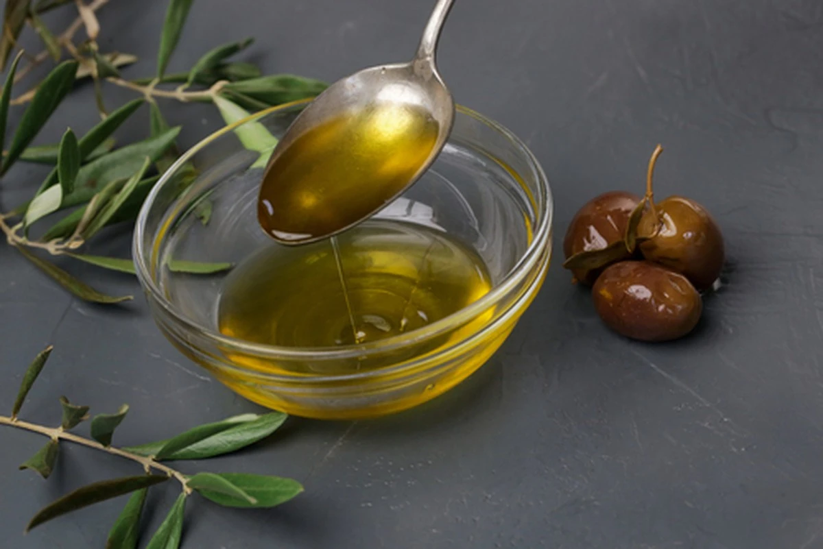 Proč řečtí lékaři doporučují každé ráno lžíci olivového oleje s citronem