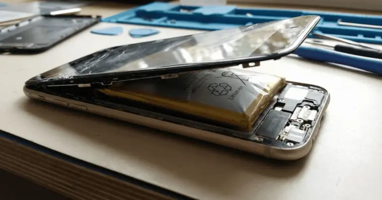 Proč se váš mobil na stole kýve: Nenápadný detail, který značí nafouklou baterii