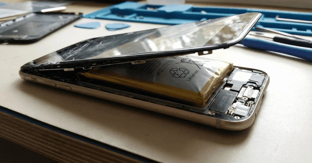 Proč se váš mobil na stole kýve: Nenápadný detail, který značí nafouklou baterii