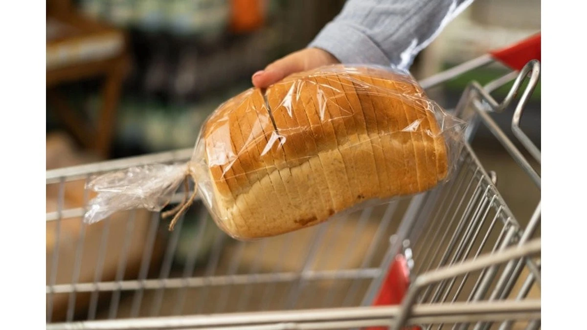 Proč se v baleném krájeném chlebu tvoří plíseň dříve, než ho stihnete sníst