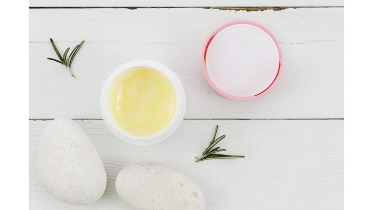 Proč zkušené hospodyňky dávají lžičku vazelíny na dřevěný stůl