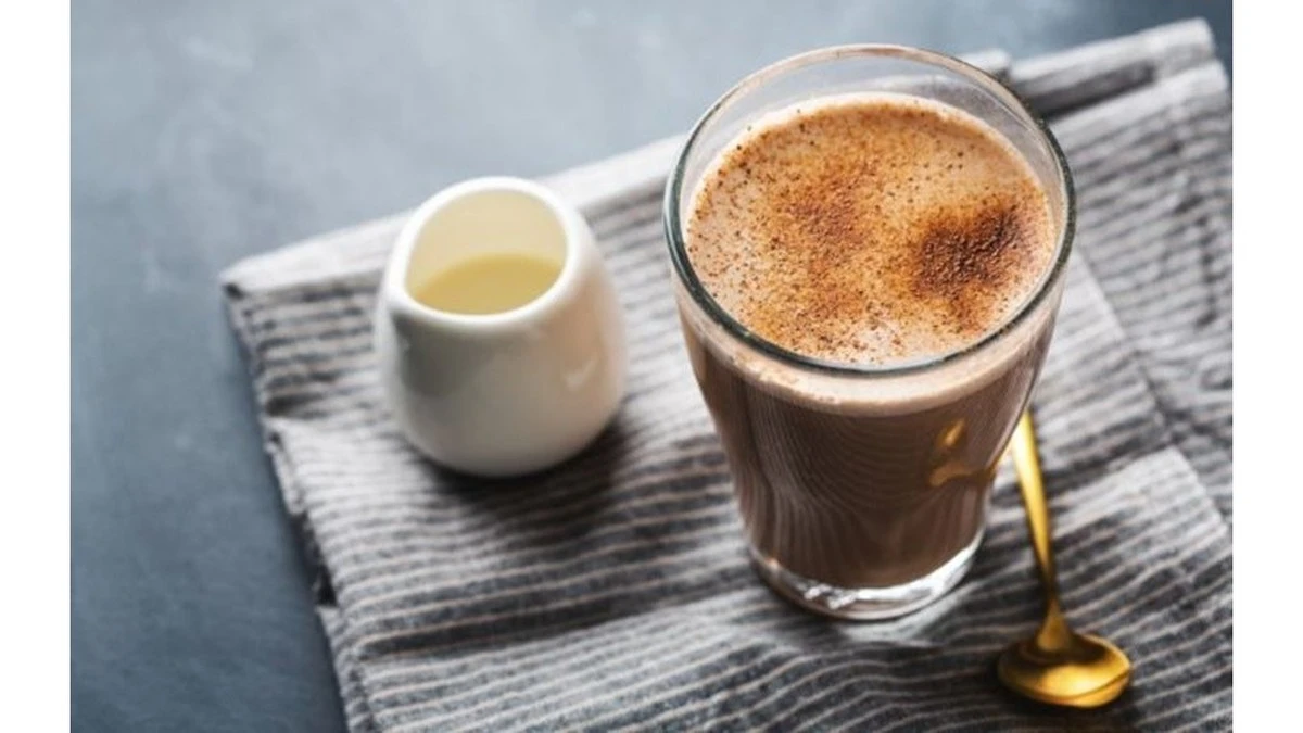 Proč zkušení baristé začínají přidávat kapku mléka do ranní kávy