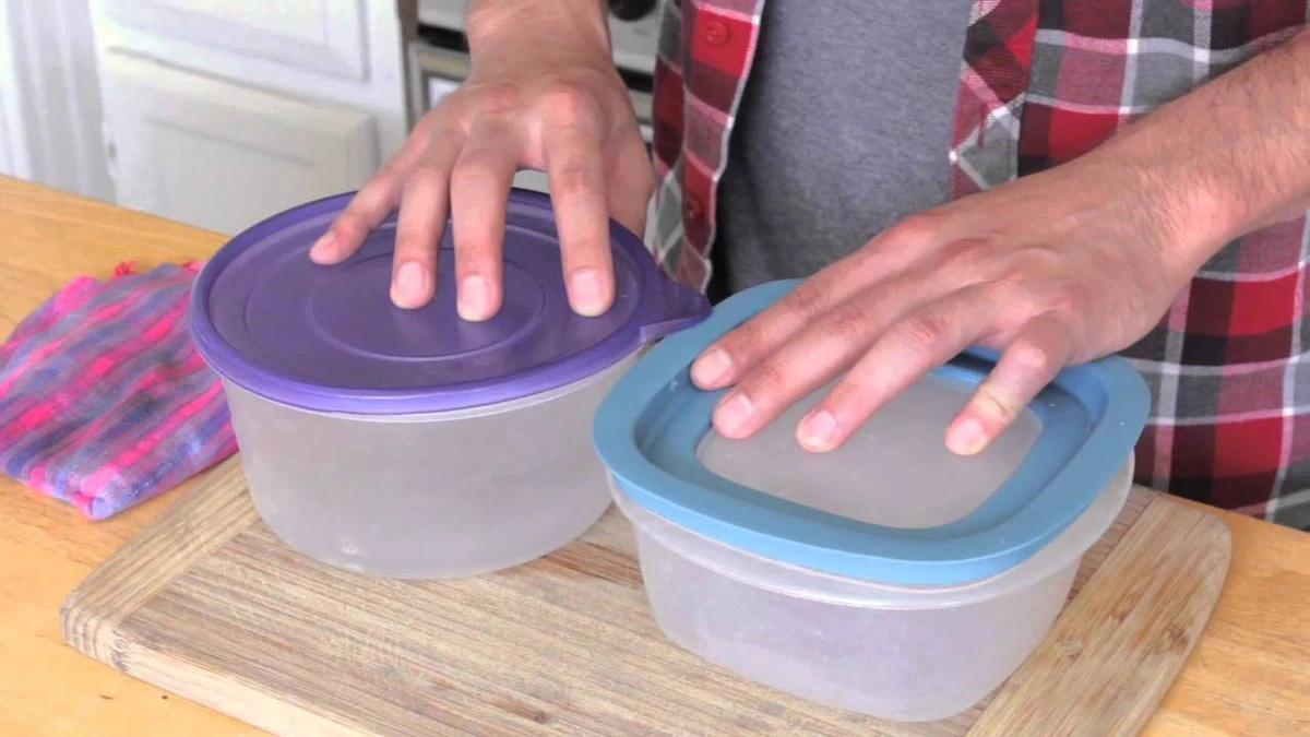 Proč zkušení biochemici nikdy neohřívají oběd v plastové krabičce - image 1