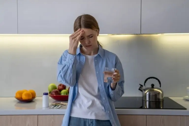 Proč zkušení bylinkáři dávají lžičku meduňky do čaje při bolesti hlavy