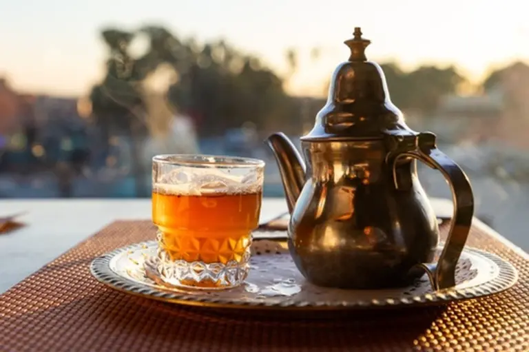 Proč zkušení bylinkáři přidávají mátu a med do ranní vody