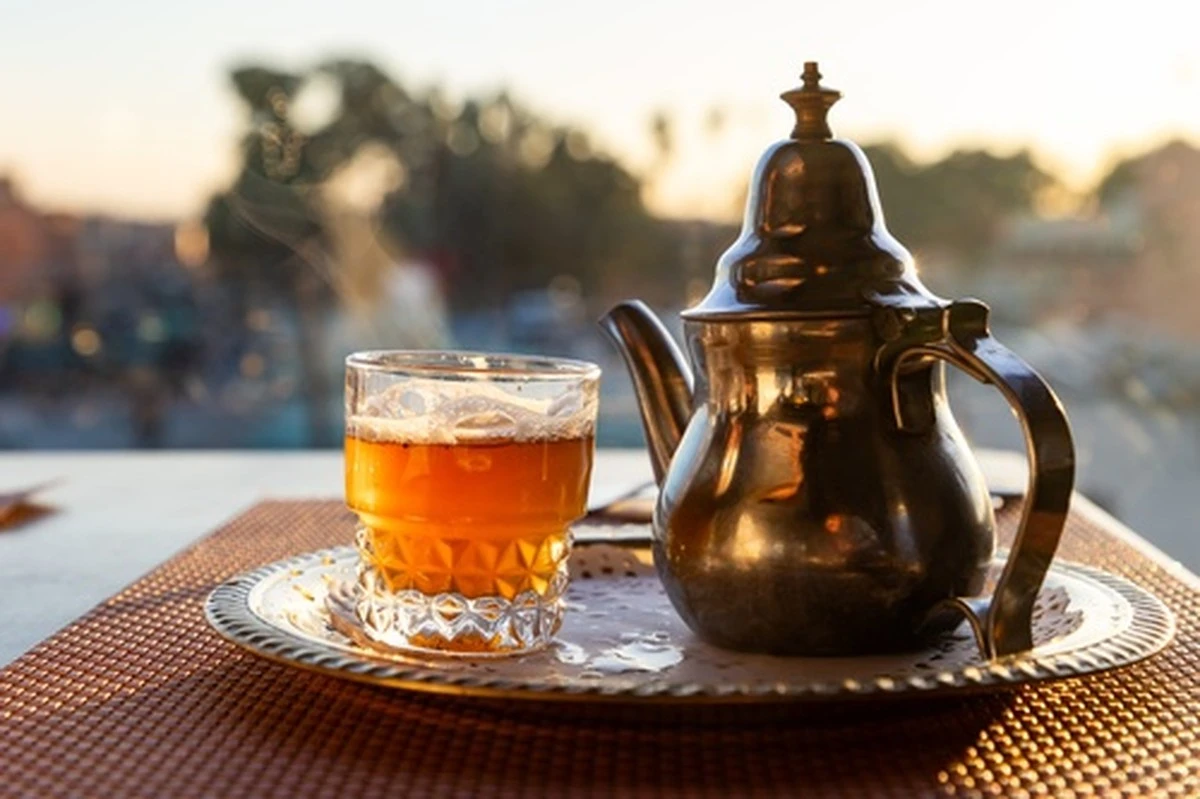 Proč zkušení bylinkáři přidávají mátu a med do ranní vody