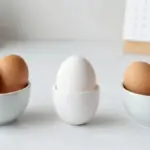 Proč zkušení hospodáři nikdy nemyjí vajíčka a proč je nedávají do dveří lednice