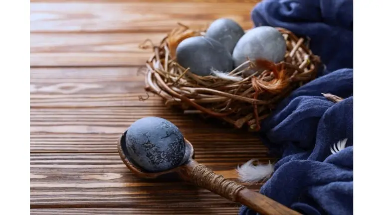 Proč zkušení hostitelé barví velikonoční vajíčka v červeném víně