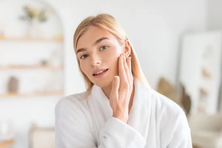 Proč zkušení kosmetičtí experti radí vyhodit peeling a přestat si mýt obličej třikrát denně