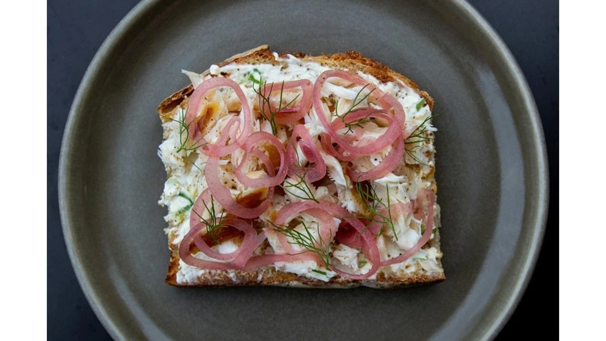 Proč zkušení kuchaři vždy zalévají červenou cibuli horkým octem
